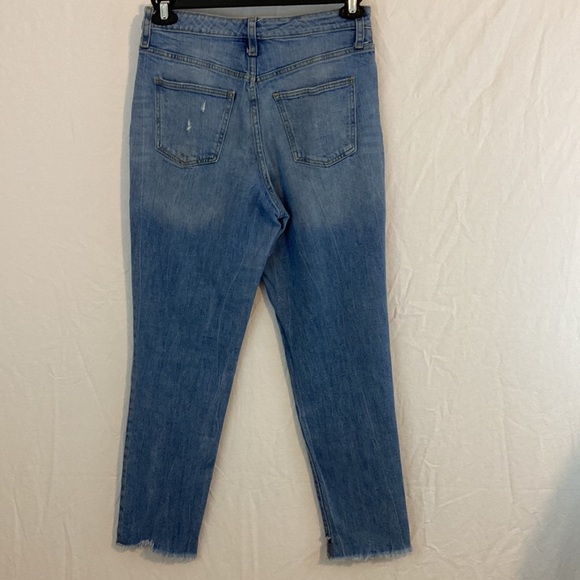 Universal Thread Women’s High Rise Straight Distressed Jean Size 6/28R - Picture 4 of 8